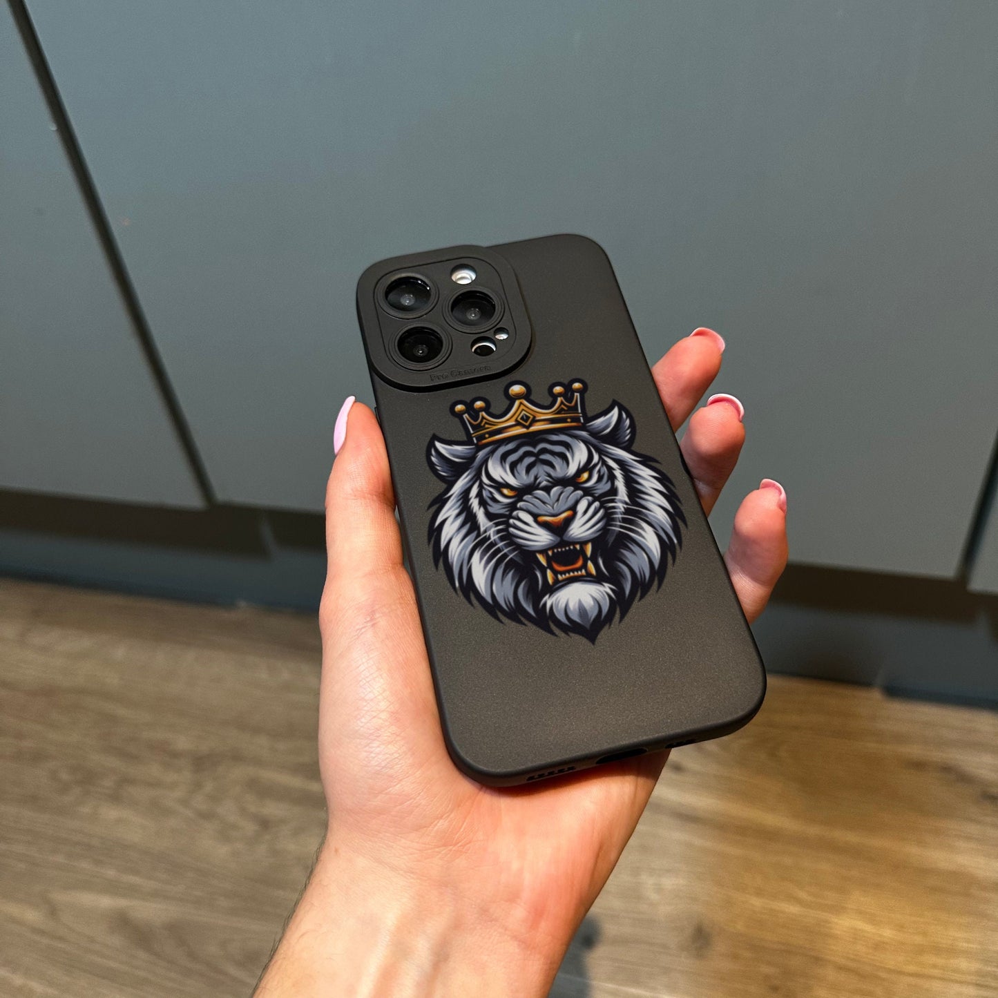 Lion Tiger Phone Case with King Crown for iPhone 15 14 13 12 11 11 Pro Max Mini 7 8 XR XS X Shockproof Phone Cover with Customised Name