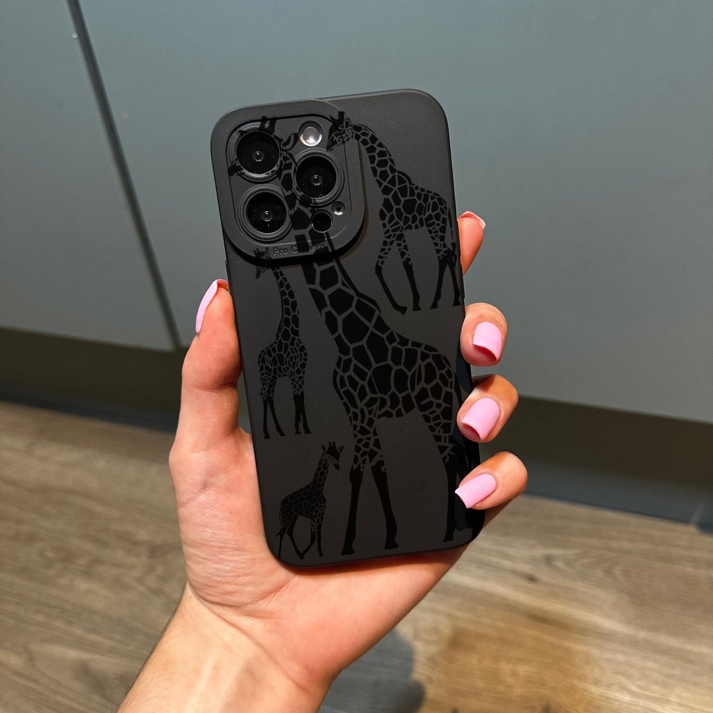 Giraffe Pattern Black Phone Case for iPhone 15 14 13 12 11 11 Pro Max Mini 7 8 XR XS X Shockproof Phone Cover with Customised Name