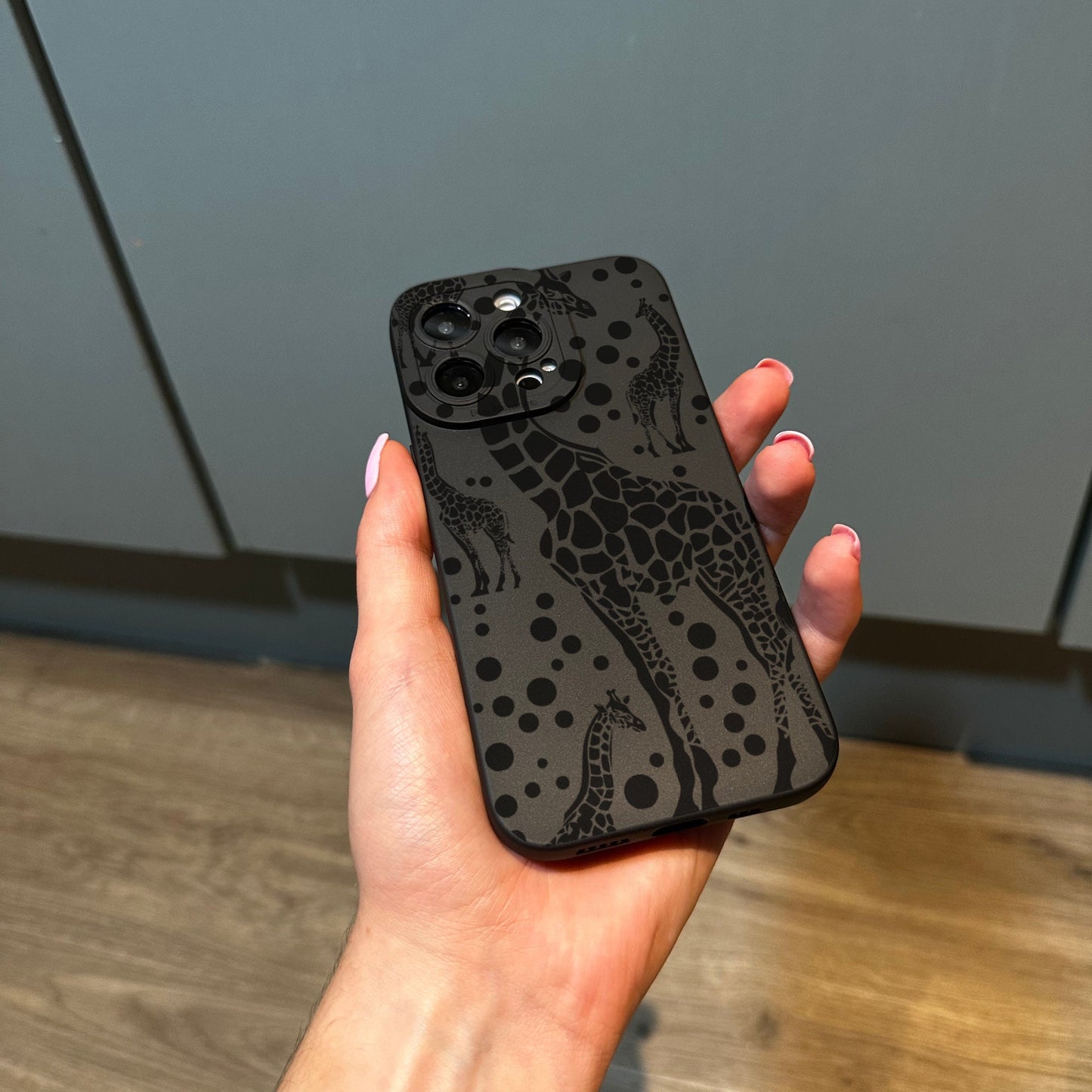 Giraffe Pattern Black Phone Case for iPhone 15 14 13 12 11 11 Pro Max Mini 7 8 XR XS X Shockproof Phone Cover with Customised Name