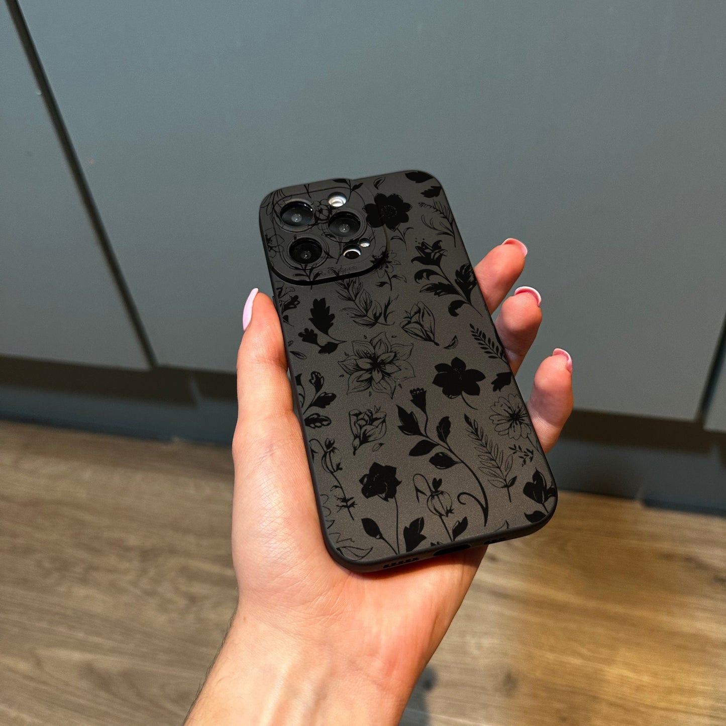 Floral Print Black Phone Case with Flowers for iPhone 15 14 13 12 11 11 Pro Max Mini 7 8 XR XS X Shockproof Phone Cover with Customised Name